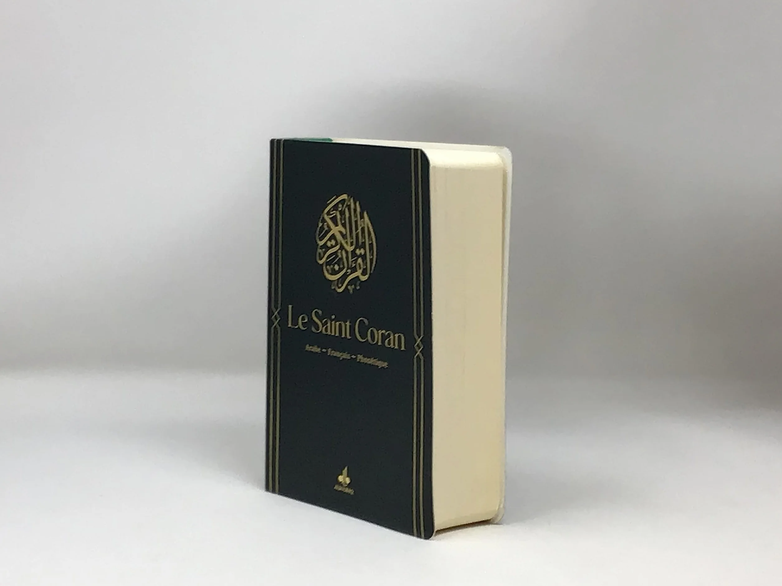 Le Saint Coran et la traduction en langue française du sens de ses versets et la transcription en caractères latins en phonétique