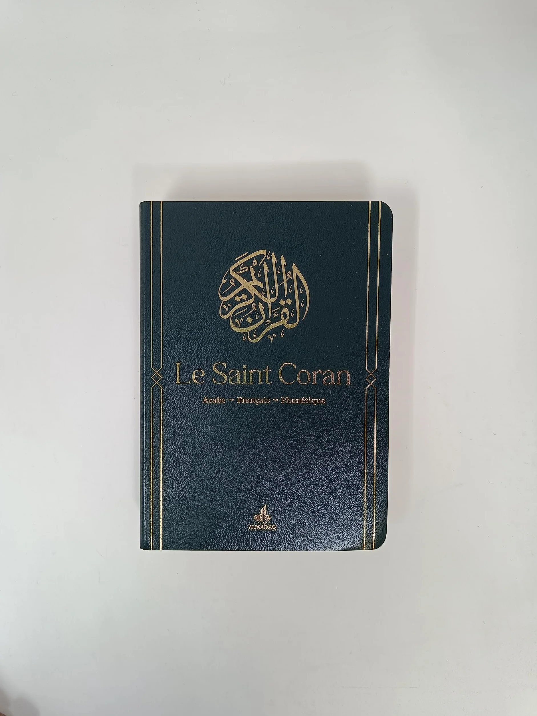 Le Saint Coran et la traduction en langue française du sens de ses versets et la transcription en caractères latins en phonétique